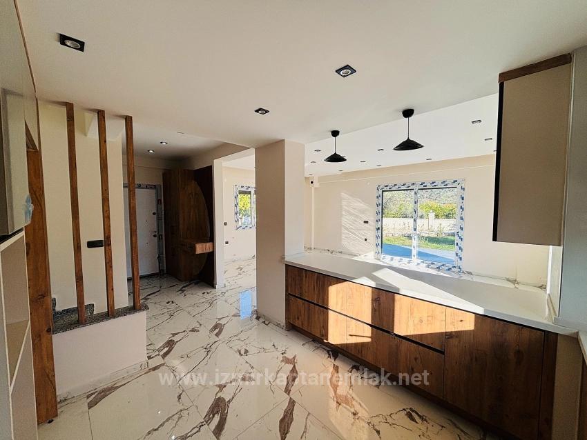 Двухуровневая Вилла 3+1 В Закрытом Жилом Комплексе В Районе Кавакдере, Сеферихисар, Измир.