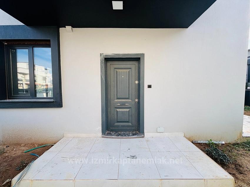 Вилла 2+1 С Просторным Садом В Закрытом Жилом Комплексе В Районе Джумхуриет, Сеферихисар, Измир.