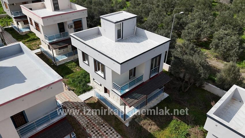 Для продажи Летний 3+1 в Cumhuriyet Seferihisar Doğanbey - 165 m²
