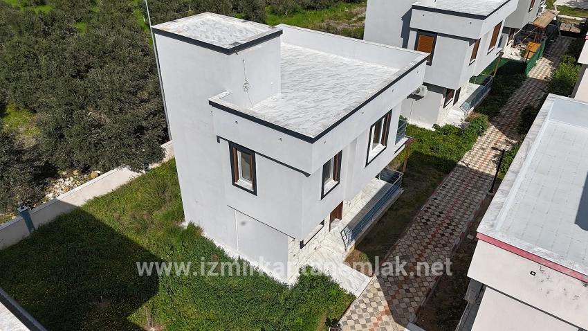 Для продажи Летний 3+1 в Cumhuriyet Seferihisar Doğanbey - 165 m²