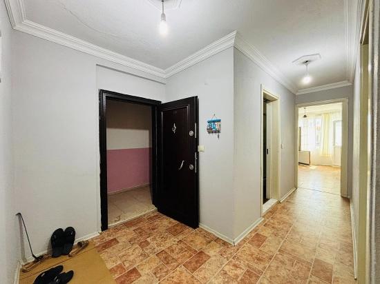 Продается 2+1 Квартира В Районе Бенгилер, Сеферихисар, Измир, В Торговом Центре, С Видом На Улицу, С Закрытой Кухней.