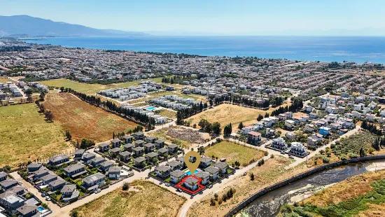 İzmir Seferihisar в районе Cumhuriyet внутри комплекса с бассейном 3+1 продается летний дом