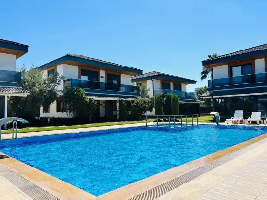 İzmir Seferihisar в районе Cumhuriyet внутри комплекса с бассейном 3+1 продается летний дом