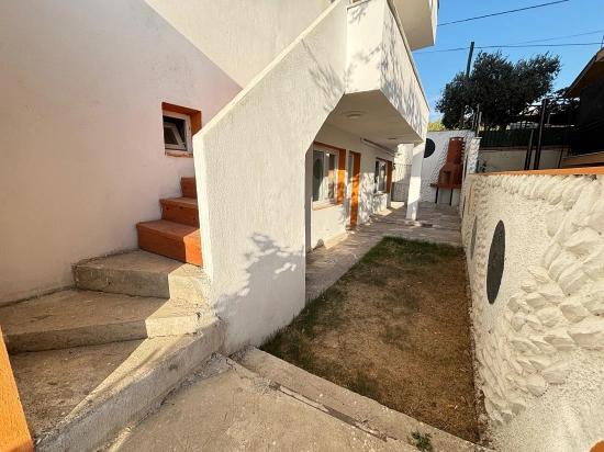 Квартира 2+1 На Продажу С Садом В Сеферихисар-Юркмез, Центральное Расположение