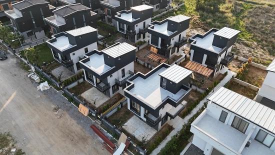 Вилла 2+1 С Просторным Садом В Закрытом Жилом Комплексе В Районе Джумхуриет, Сеферихисар, Измир.