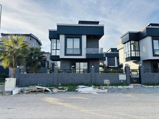 Вилла 2+1 С Просторным Садом В Закрытом Жилом Комплексе В Районе Джумхуриет, Сеферихисар, Измир.