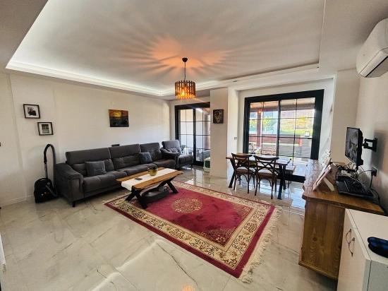 Отдельно Стоящая Вилла С 3 Спальнями И 1 Ванной Комнатой, Просторным Садом И Ванной Комнатой В Каждой Спальне.