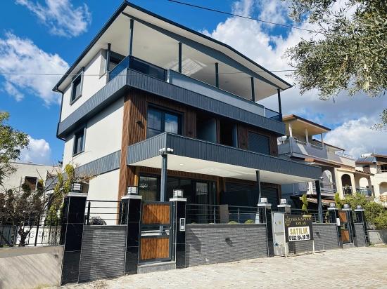 Элитный Летний Дом Класса Люкс С 3 Спальнями И 1 Ванной Комнатой, Оборудованный Системой «Умный Дом», В 50 Метрах От Моря В Уркмезе, Сеферихисар, Измир.