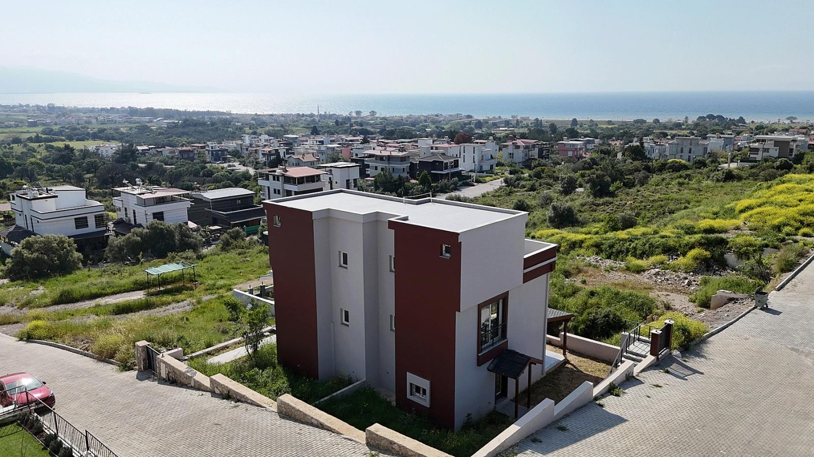 Doğanbey Atatürk Mahallesi Deniz Manzaralı Bahçeli Satılık 3+1 Villa