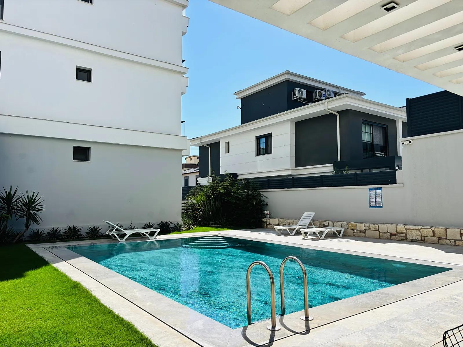 İzmir Seferihisar Necat Hepkon Mahallesi’nde Havuzlu Sitede İçerisinde Satılık 3+1 Daire