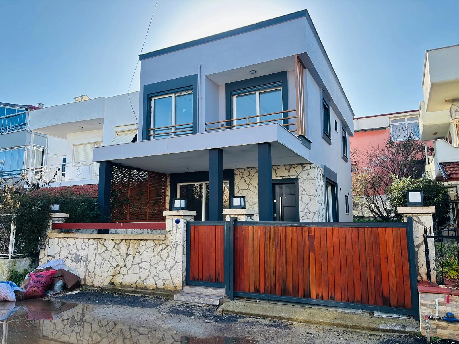 Seferihisar Payamlı Merkezde Müstakil Ferah Yapılı Satılık 3+1 Villa