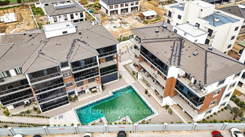 İzmir Seferihisar Çolakibrahim Bey Mahallesi’nde Havuzlu Güvenlik Kameralı Site İçerisinde