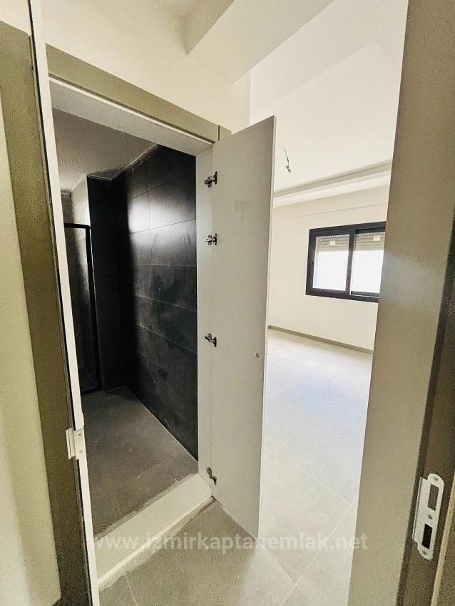 İzmir Seferihisar Çolakibrahim Bey Mahallesi’nde Havuzlu Güvenlik Kameralı Site İçerisinde