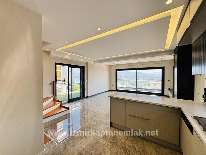 Seferihisar Doğanbey Atatürk Mah. Satılık 3+1 Yazlık - 220 m²