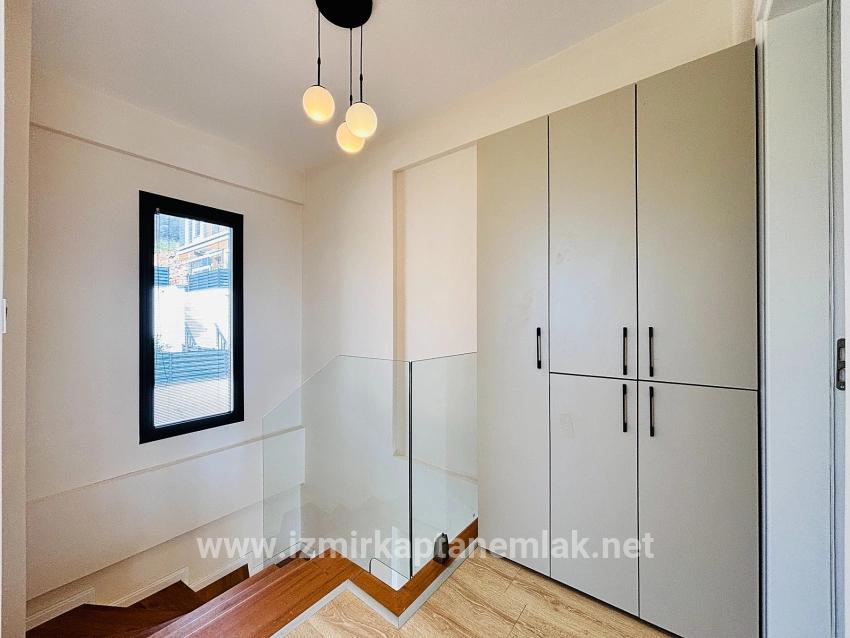 Seferihisar Doğanbey Atatürk Mah. Satılık 3+1 Yazlık - 220 m²