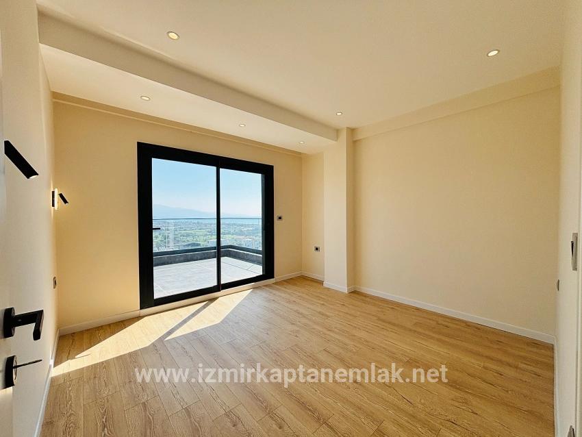 Seferihisar Doğanbey Atatürk Mah. Satılık 3+1 Yazlık - 220 m²