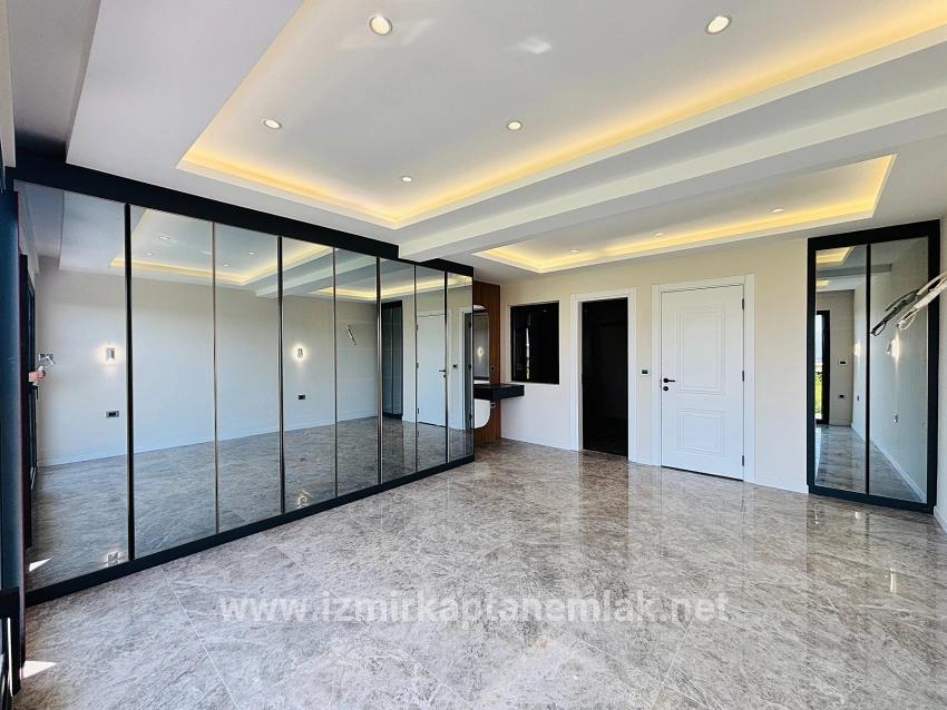 Seferihisar Doğanbey Atatürk Mah. Satılık 3+1 Yazlık - 220 m²