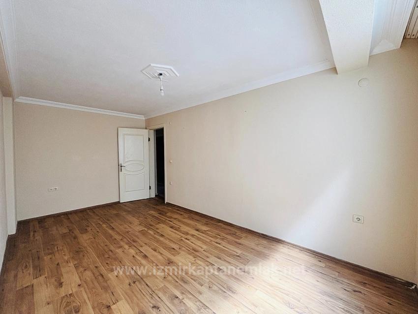 İzmir Seferihisar Bengiler’de Çarşı Merkezinde Arka Cephe Dağ Manzaralı Kapalı Mutfaklı 2+