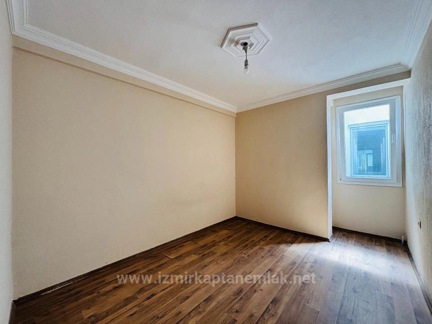 İzmir Seferihisar Bengiler’de Çarşı Merkezinde Arka Cephe Dağ Manzaralı Kapalı Mutfaklı 2+