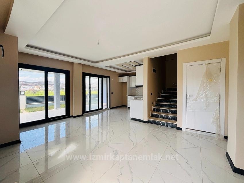 İzmir Seferihisar Cumhuriyet Mahallesi’nde Geniş Bahçeli  3+1 Satılık Villa