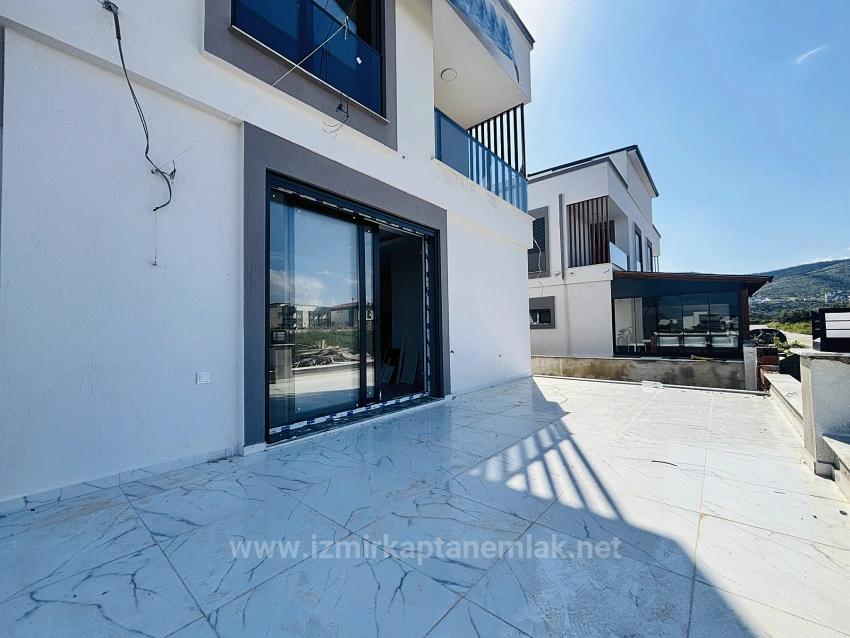 İzmir Seferihisar Cumhuriyet Mahallesi’nde Geniş Bahçeli Satılık 2+1 Müstakil Villa