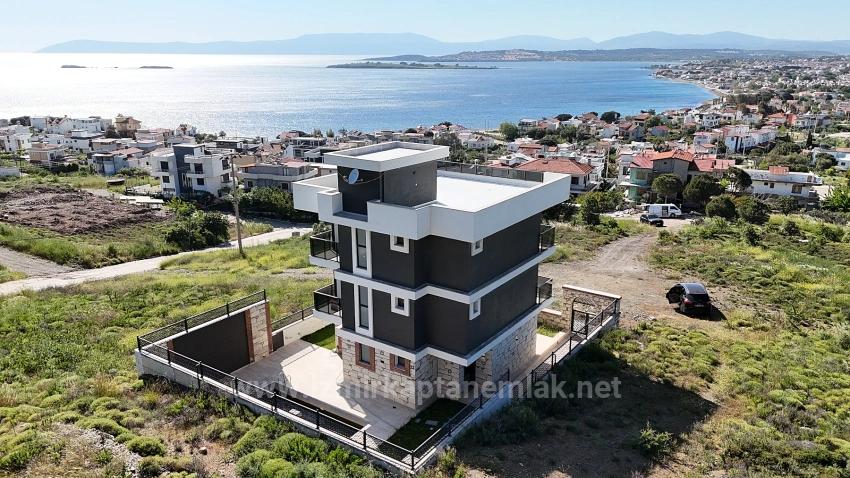 İzmir Seferihisar Akarca’da Deniz Manzaralı Havuzlu 5+1 Müstakil Tripleks Yazlık Villa
