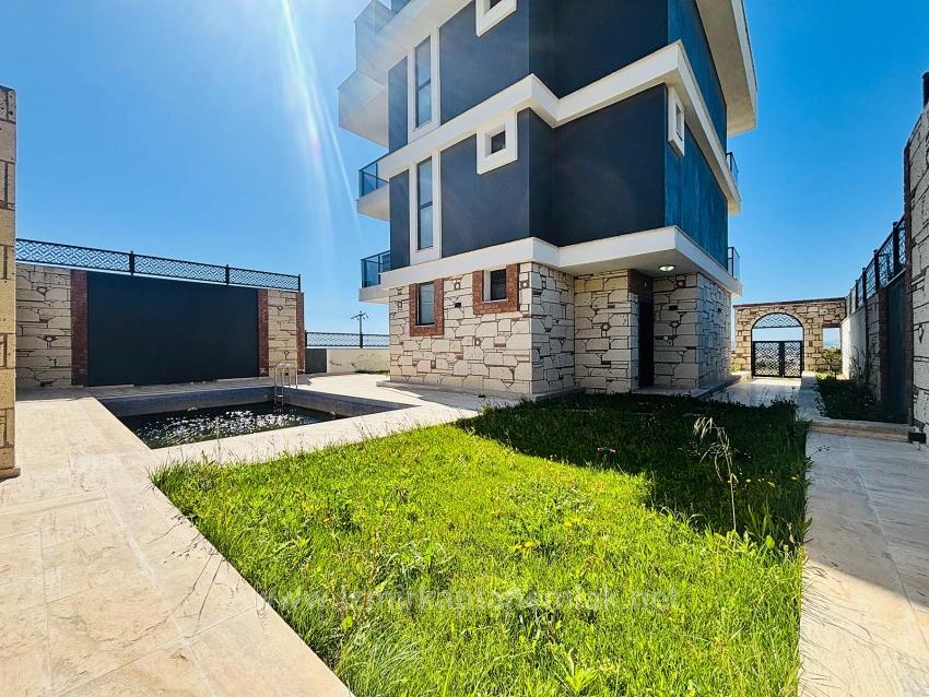 İzmir Seferihisar Akarca’da Deniz Manzaralı Havuzlu 5+1 Müstakil Tripleks Yazlık Villa