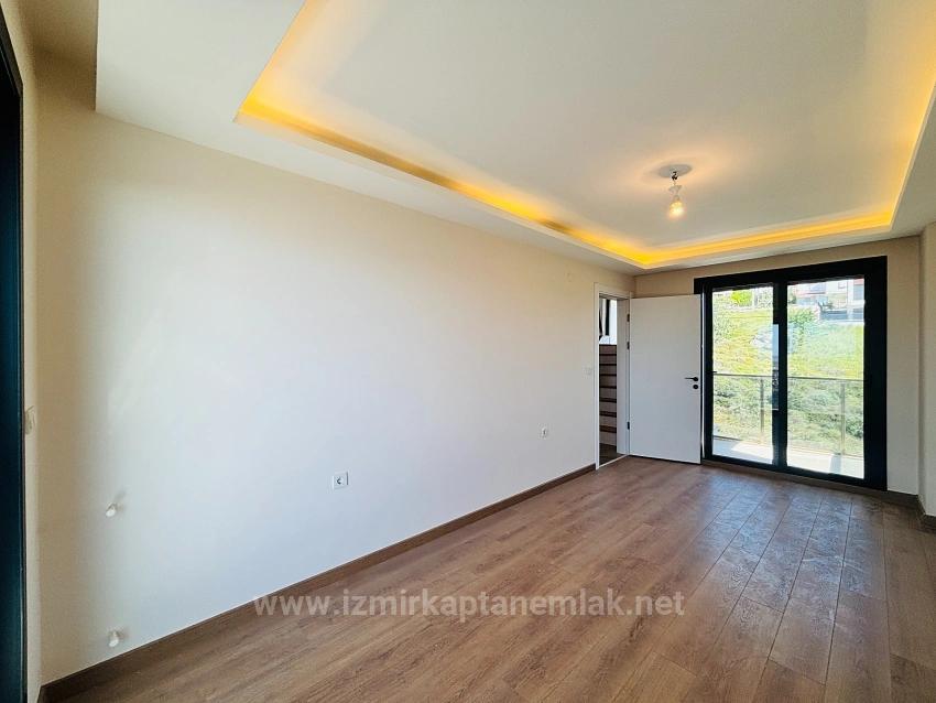 İzmir Seferihisar Akarca’da Deniz Manzaralı Havuzlu 5+1 Müstakil Tripleks Yazlık Villa