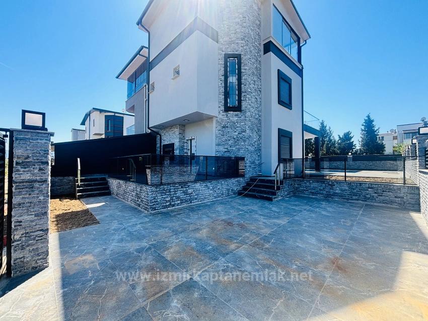 İzmir Seferihisar Cumhuriyet Mahallesi’nde 3+1 Havuzlu Satılık Müstakil Villa