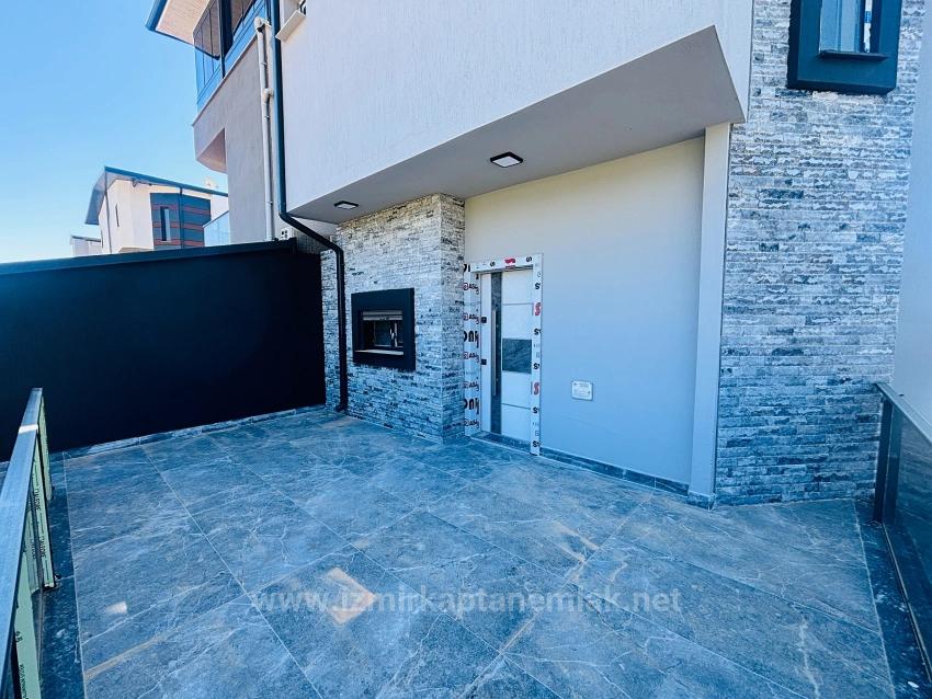 İzmir Seferihisar Cumhuriyet Mahallesi’nde 3+1 Havuzlu Satılık Müstakil Villa