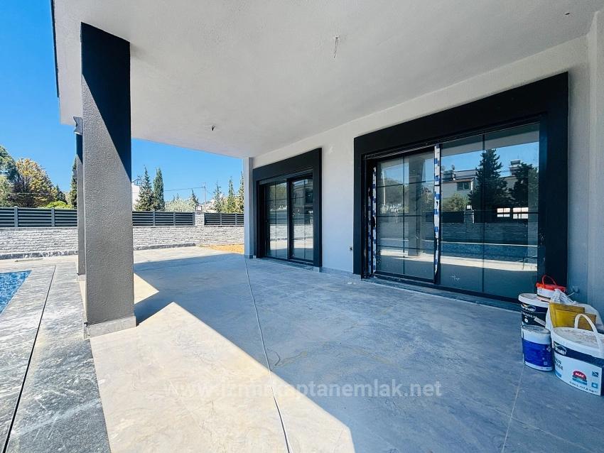 İzmir Seferihisar Cumhuriyet Mahallesi’nde 3+1 Havuzlu Satılık Müstakil Villa