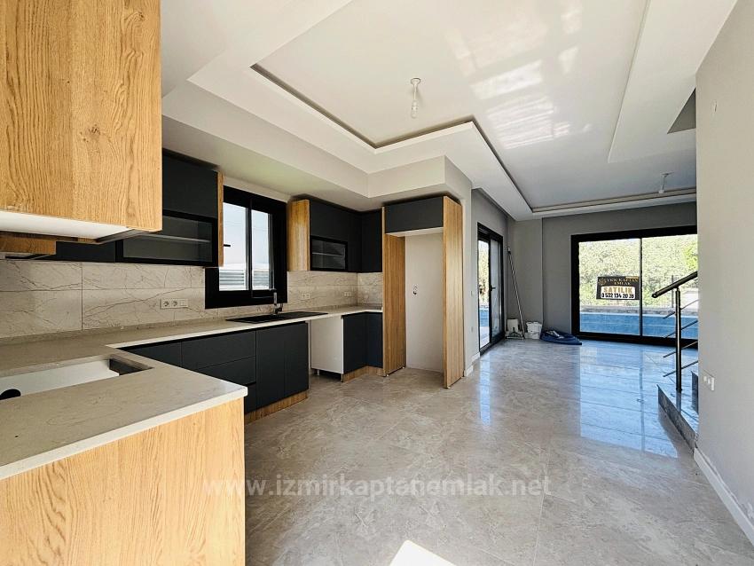 İzmir Seferihisar Cumhuriyet Mahallesi’nde 3+1 Havuzlu Satılık Müstakil Villa