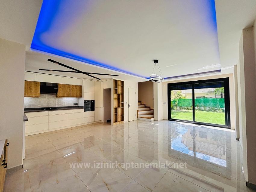 İzmir Seferihisar Payamlı Mahallesi’nde 3+1 Ultra Lüks Denize 100M Satılık Villa