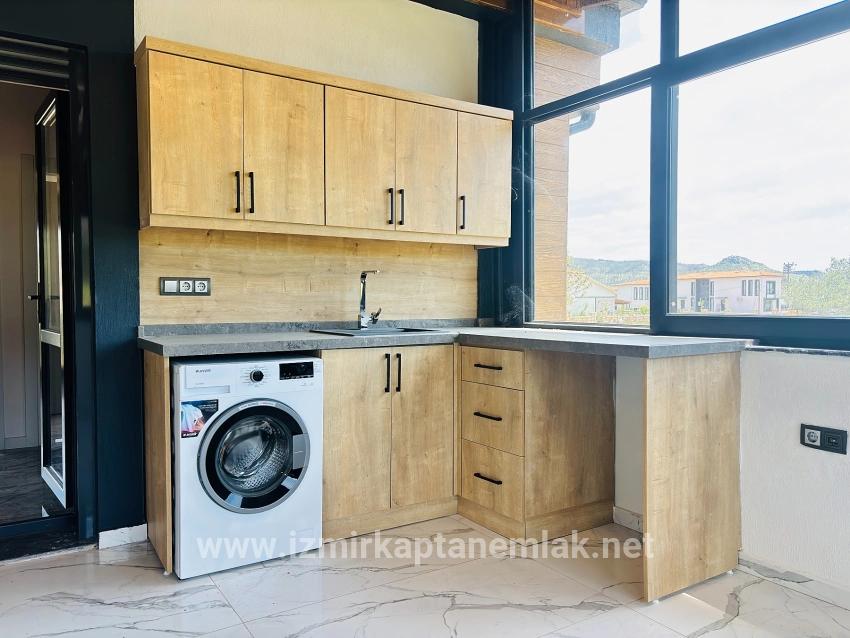 Seferihisar Kavakdere Mah. Satılık 3+2 Yazlık - 220 m²