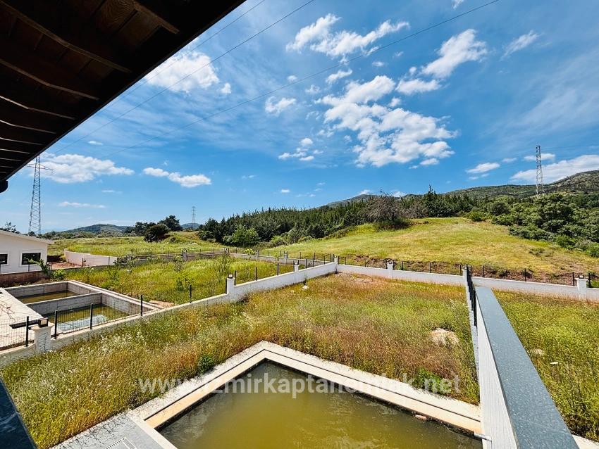 Seferihisar Kavakdere Mah. Satılık 3+2 Yazlık - 220 m²