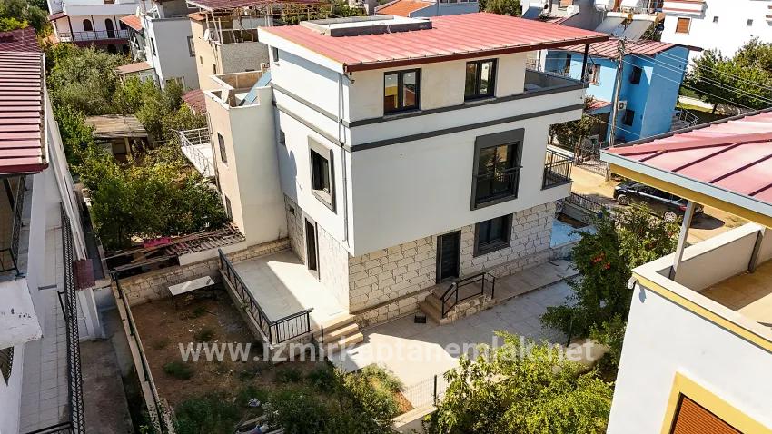 Seferihisar Doğanbey Cumhuriyet Mah. Satılık 5+1 Yazlık - 145 m²