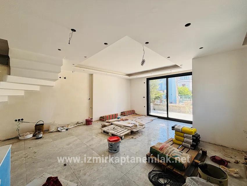 Seferihisar Doğanbey Cumhuriyet Mah. Satılık 5+1 Yazlık - 145 m²