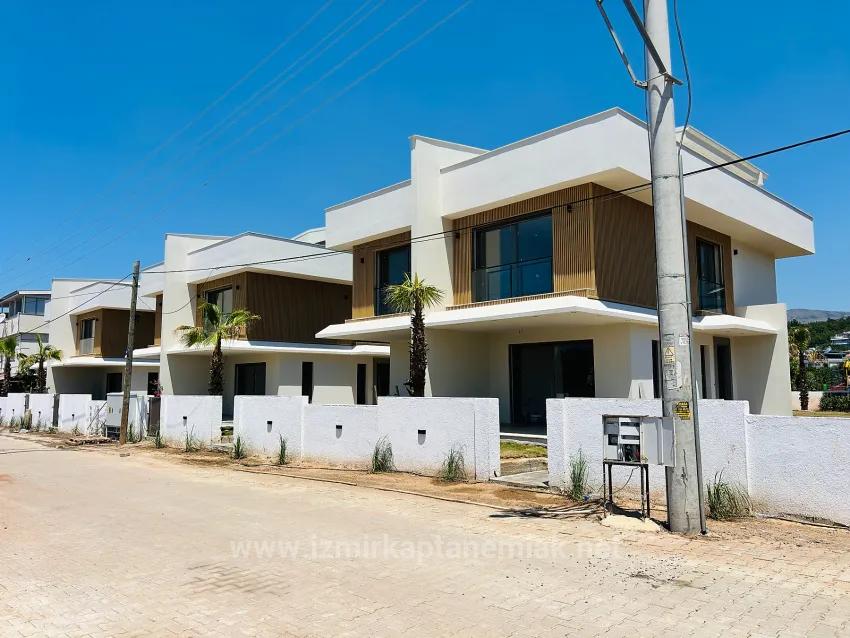 İzmir Seferihisar Mersinalanı Mahallesi’nde Havuzlu Sitede 10 Adet 3+1 Satılık Villa