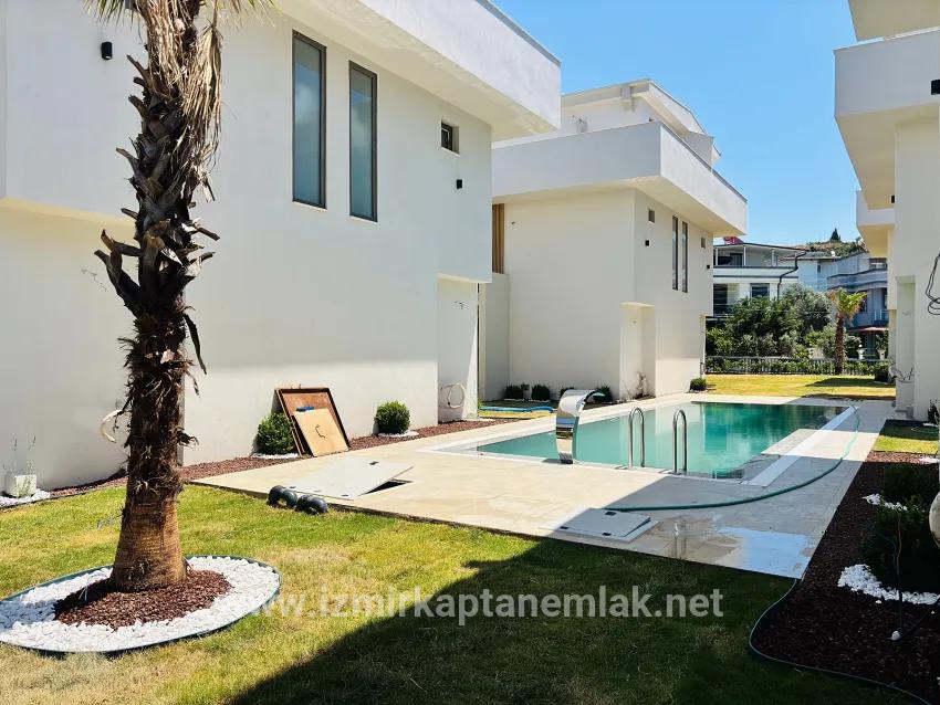 Seferihisar Ürkmez Mersin Alanı Mah. Satılık 3+1 Yazlık - 144 m²