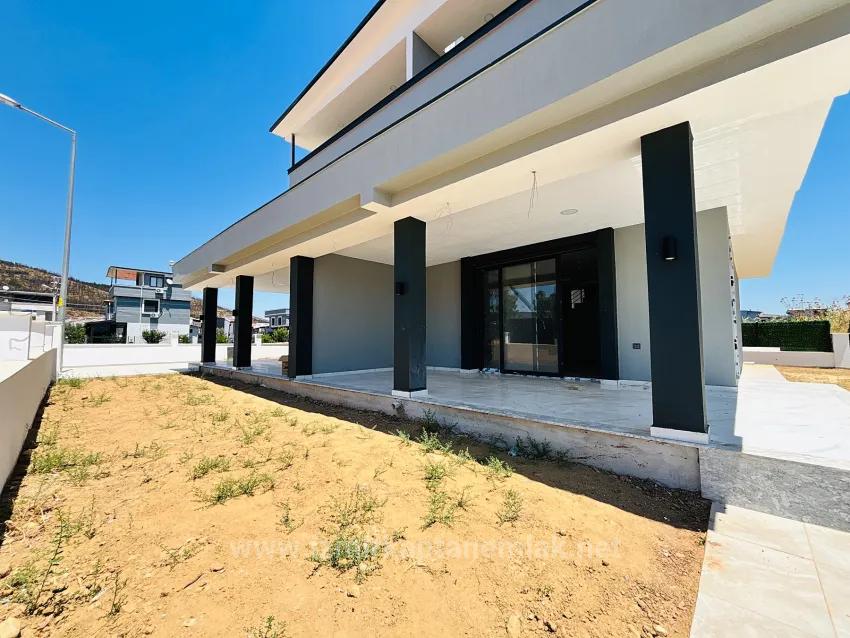 İzmir Seferihisar Cumhuriyet Mahallesi’nde Geniş Bahçeli 3+1 Satılık İkiz Villa