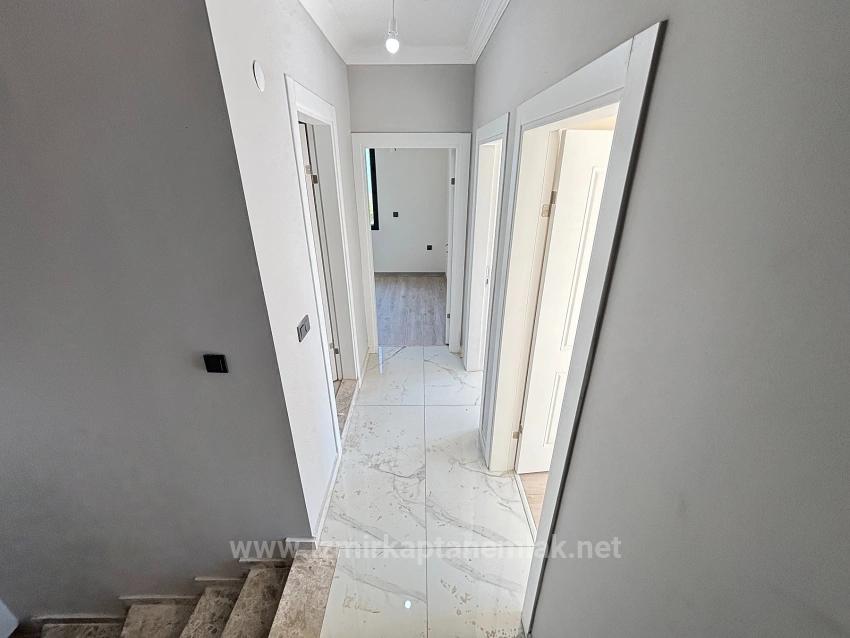 Seferihisar Doğanbey'de Plaja 400 M Mesafede Bahçeli Satılık 4+1 Villa