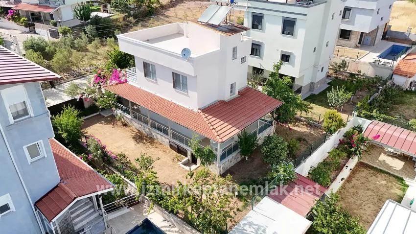 İzmir Seferihisar Cumhuriyet Mahallesi’nde 310 m² İçerisinde satılık 3+1 dubleks villa