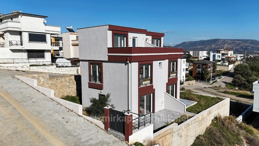 Doğanbey Atatürk Mahallesi Deniz Manzaralı Bahçeli Satılık 3+1 Villa