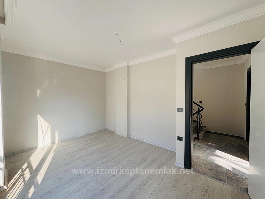 Doğanbey Atatürk Mahallesi Deniz Manzaralı Bahçeli Satılık 3+1 Villa