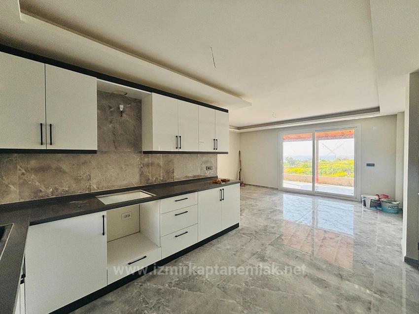Doğanbey Atatürk Mahallesi Deniz Manzaralı Bahçeli Satılık 3+1 Villa