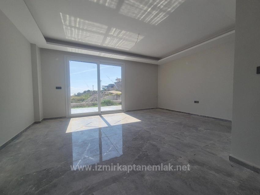 Doğanbey Atatürk Mahallesi Deniz Manzaralı Bahçeli Satılık 3+1 Villa