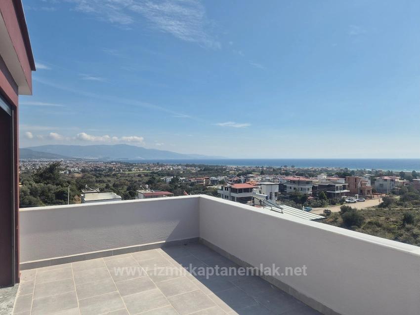 Doğanbey Atatürk Mahallesi Deniz Manzaralı Bahçeli Satılık 3+1 Villa