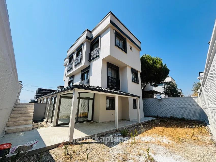Seferihisar Tepecik Mah. Satılık 3+1 Yazlık - 144 m²