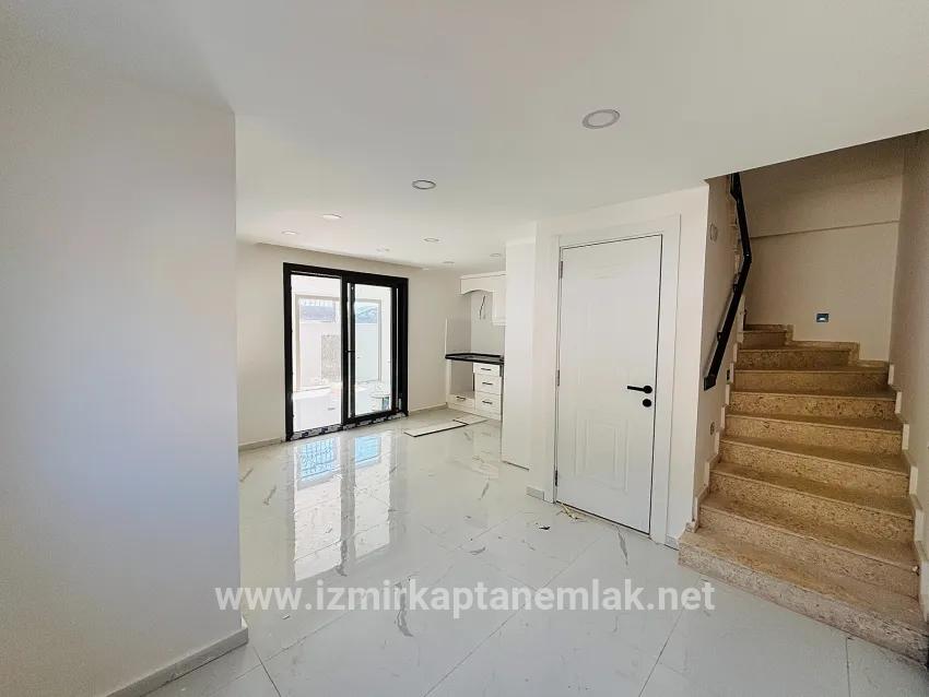 Seferihisar Tepecik Mah. Satılık 3+1 Yazlık - 144 m²