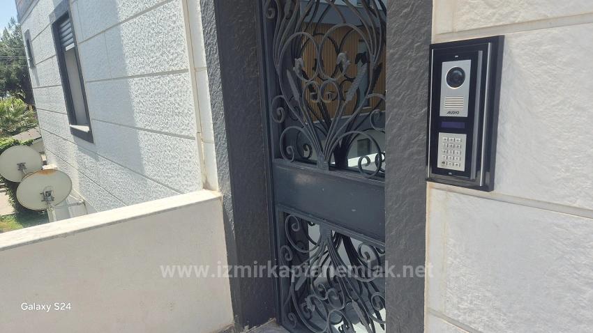 Ürkmez'in En İşlek Yerinde Geniş Satılık Kupon Dükkan